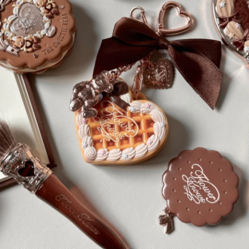Flower Knows The Sweetie Bear Matte Pressed Powder Love Cookie Pendant Natural Brighten Long-lasting Makeup Setting