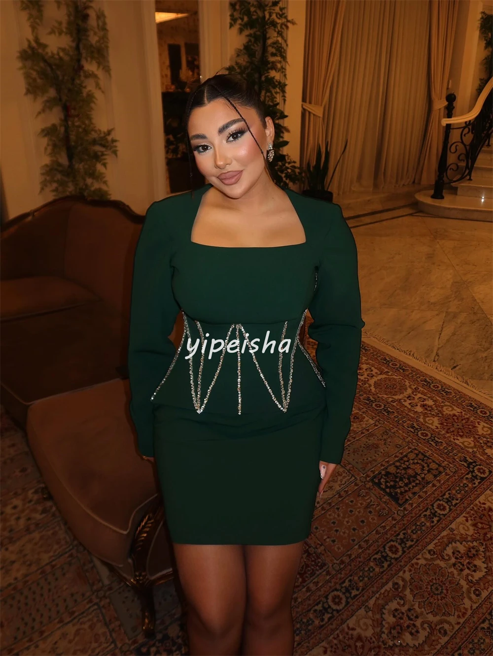 Abito da Damigella Personalizzato in Stile Moderno, Jersey con Strass, Plissettato a Linea A, Sexy con Scollo Quadrato, Maniche Lunghe, Lunghezza al Ginocchio