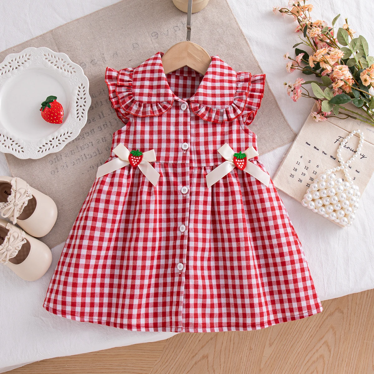 

Платье для девочки в клетку с клубничным бантом, с рюшами на воротнике, без рукавов, хлопковое, для летних прогулок и пикников