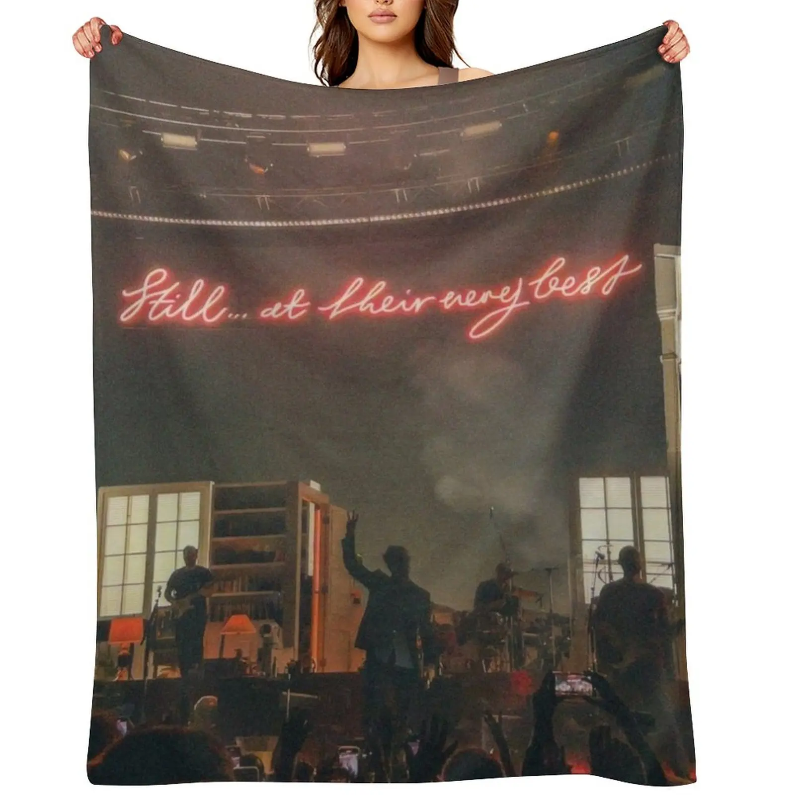 

THE 1975 - red Throw Blanket Plush Tourist Quilt Warm Blankets