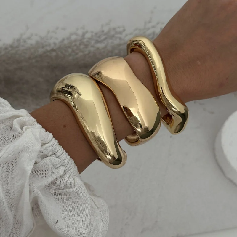 

Fashion Fashion Design Spring Bracelet Female Metal Glossy Surface Water Drop Hug Bracelet Wholesale