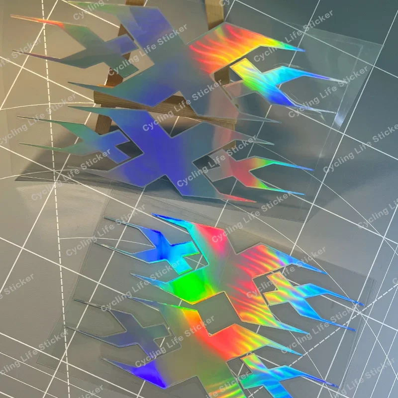 1PC 눈길을 끄는 홀로그램 레드 비닐 데칼 - 물병/노트북/휴대폰/자동차 장식을 위한 대담하고 창의적인 분위기