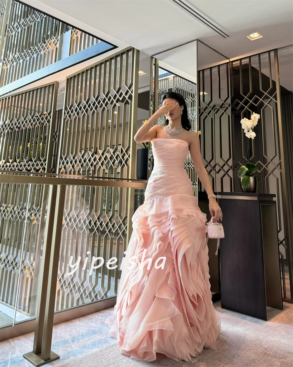 ที่กําหนดเอง Organza จีบฉัตรคนดัง A-Line Strapless Bespoke โอกาสชุดยาวชุดซาอุดีอาระเบีย