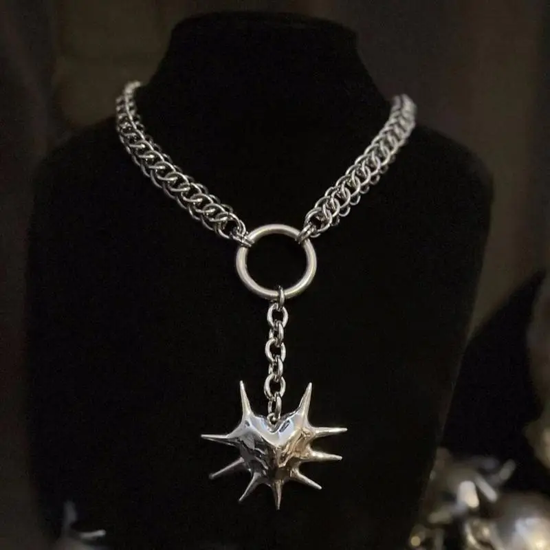 

A52E Trendsetting Love Heart Shaped Necklace Fashion Jewelry Accessory with Thorns Detail for Fashionable Enthusiasts