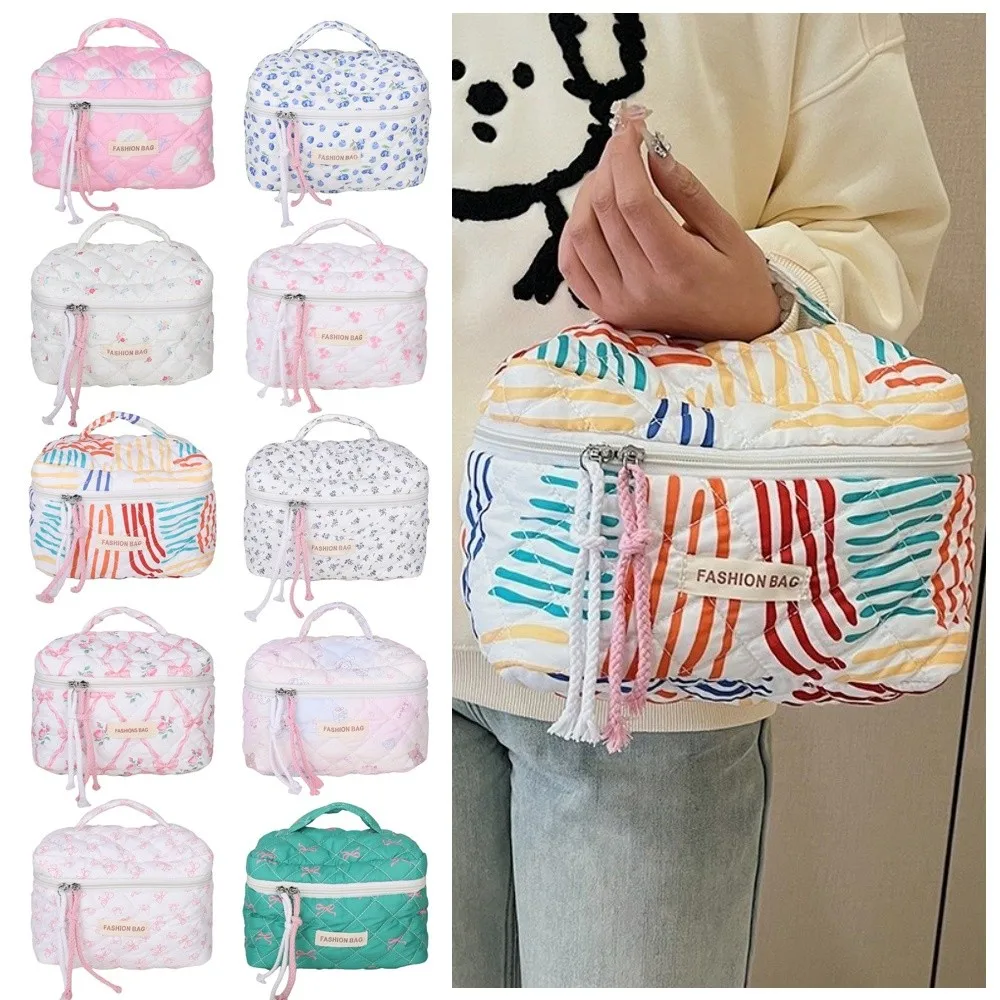 

Bow Flower Quilted Makeup Bag​​ Large Capacity Handheld ​​Cosmetic Organizer Bag​​ Zipper Closure​​ Cotton Cosmetic Case​​