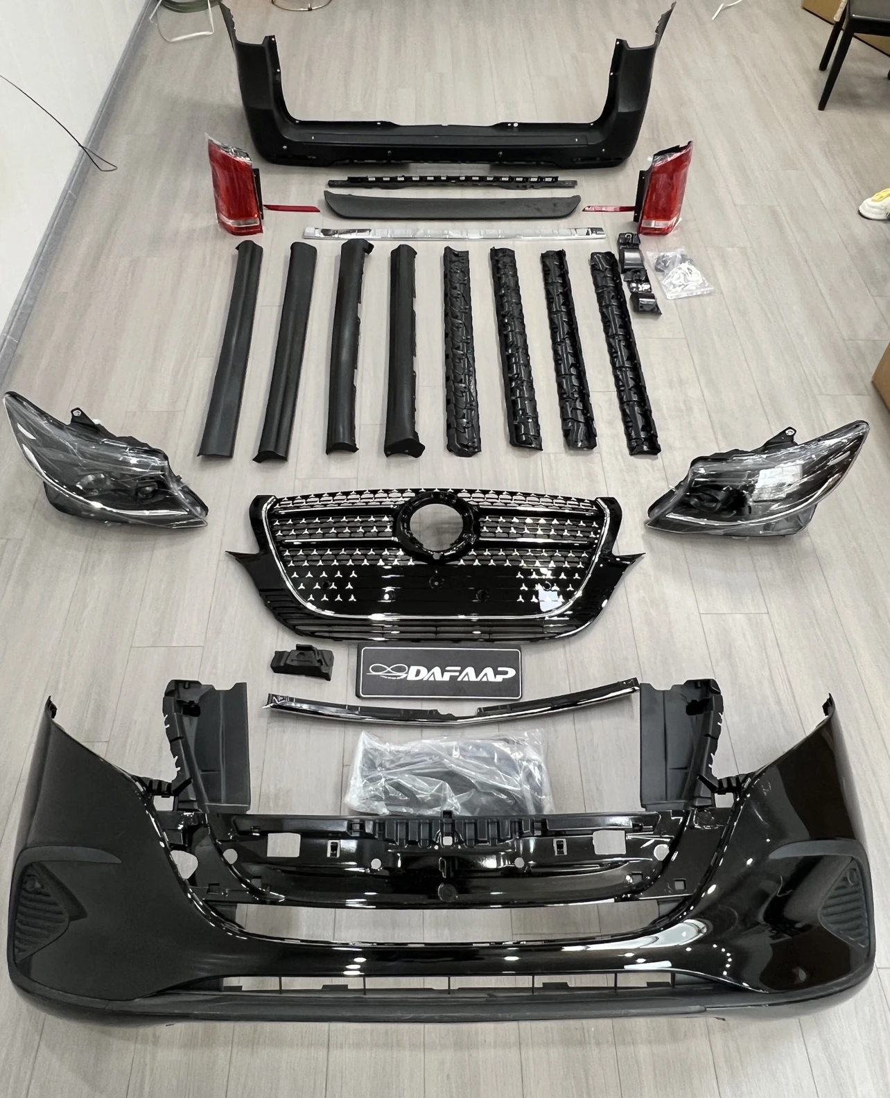 

Комплект для переоборудования переднего бампера Mercedes-Benz V-класса (W447) в модель Facelift: новая пластиковая накладка для Vito/Viano