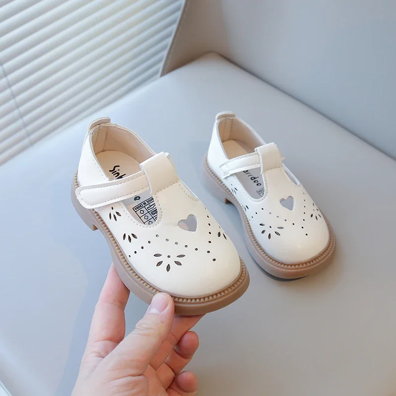 

2025 Spring Summer Brand New Girls Leather Shoes with Heart Hollow Princess Sweet Classic Cut-outs Breathable T-strap Kids Flats
