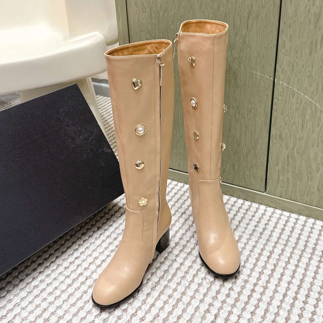 

Новая горячая распродажа, женские сапоги до колена на толстом каблуке, длинные женские сапоги с круглым носком, рыцарские сапоги с металлическим декором, плоские ноги