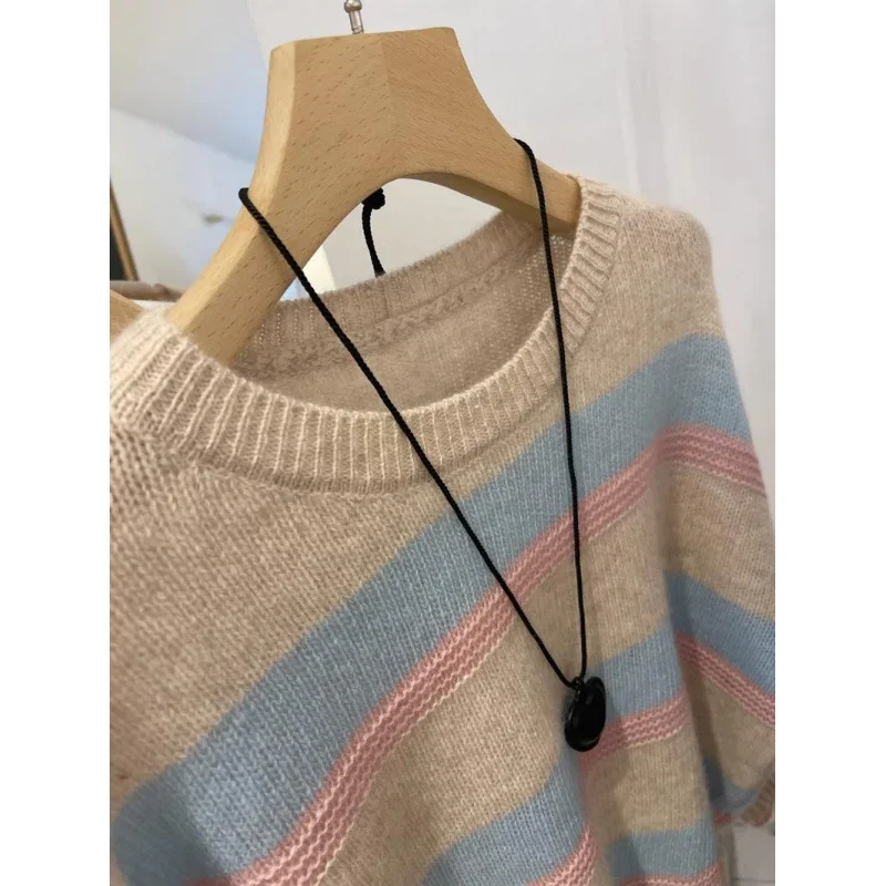 Sweter damski z okrągłym dekoltem, w paski, niebieski, kontrastowe kolory, luźny, uniwersalny, dzianinowy top, jesień 2025, płaszcz z długim rękawem.