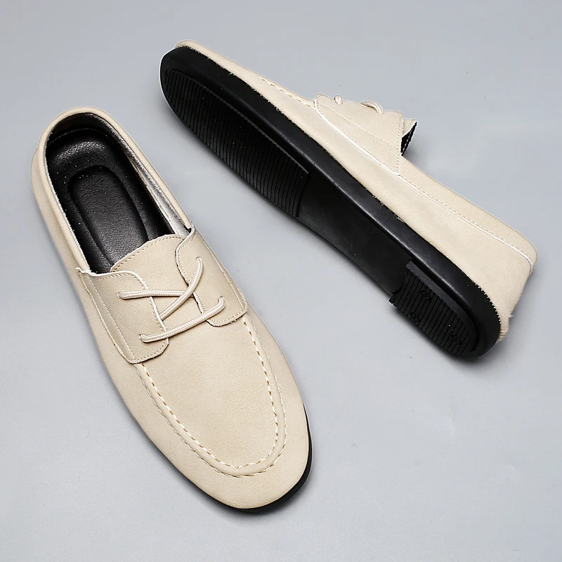 

Деловые мужские кожаные туфли на плоской подошве. Удобный качественный стиль. Офисная и работа. Уличная уличная модная обувь. Роскошный костюм.