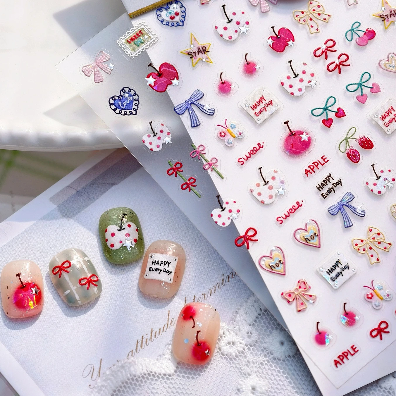 甘いリンゴスターちょう結びチェリーリボン蝶ネクタイイチゴハート蝶光沢のある自己粘着ネイルアートステッカーマニキュアデカール
