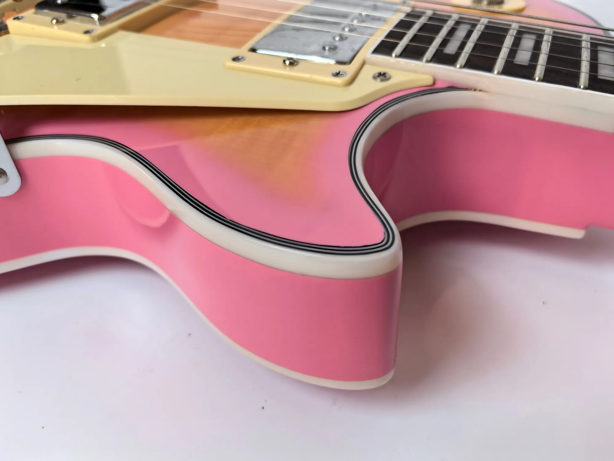 In Stock, Customizable, Pink Augustan 6 strings 22 cents electric guitar with tiger trim.Factory direct sale。