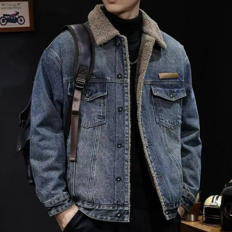 

Утолщенная джинсовая куртка на флисовой подкладке, мужская свободная теплая рабочая одежда, модная универсальная повседневная одежда больших размеров в корейском стиле 2025