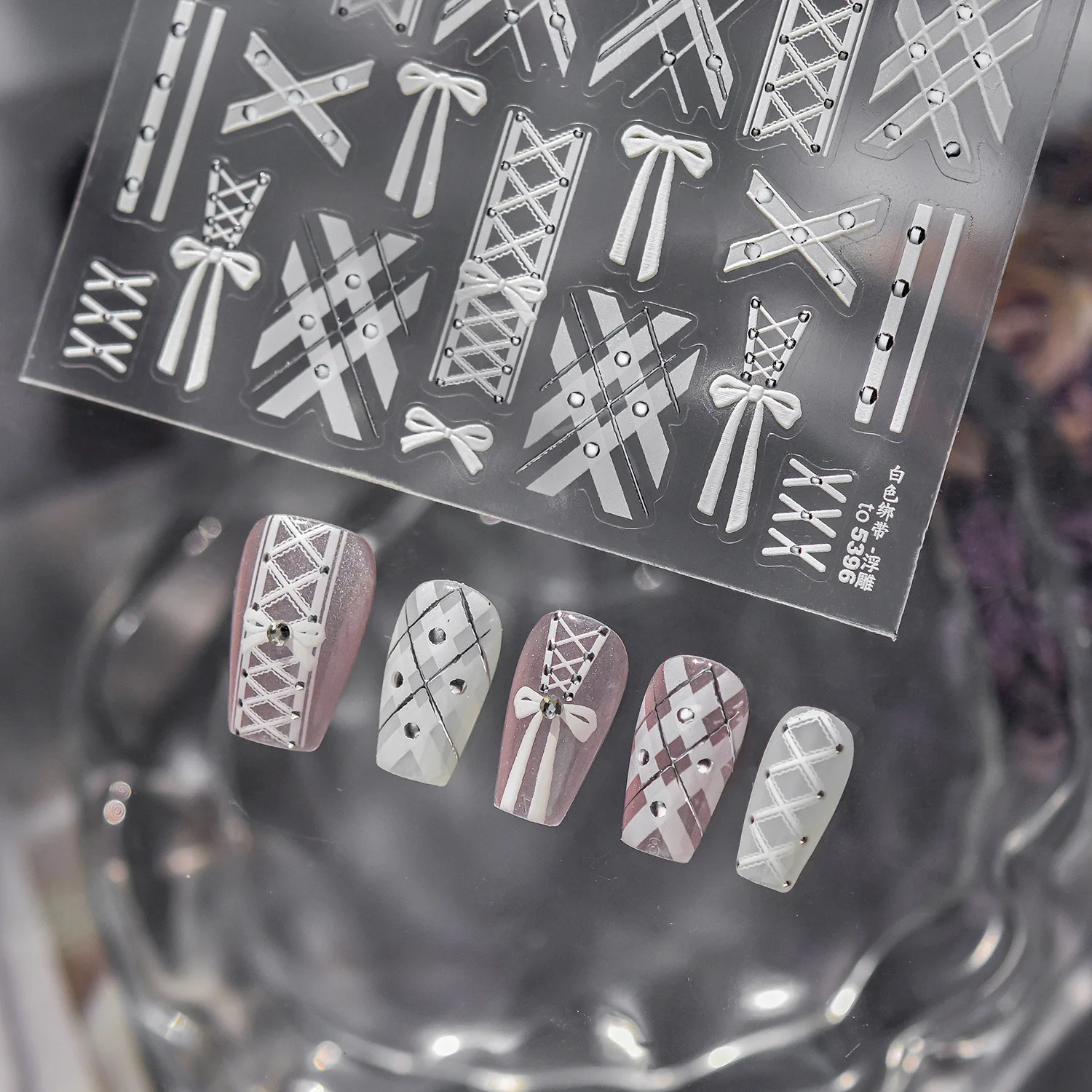 1 Stück 5D Relief-Nagelaufkleber Elegante Weiße Schleifenknoten-Linien Nageldekoration Aufkleber mit Blauer Rückseite Maniküre-Zubehör Abziehbilder