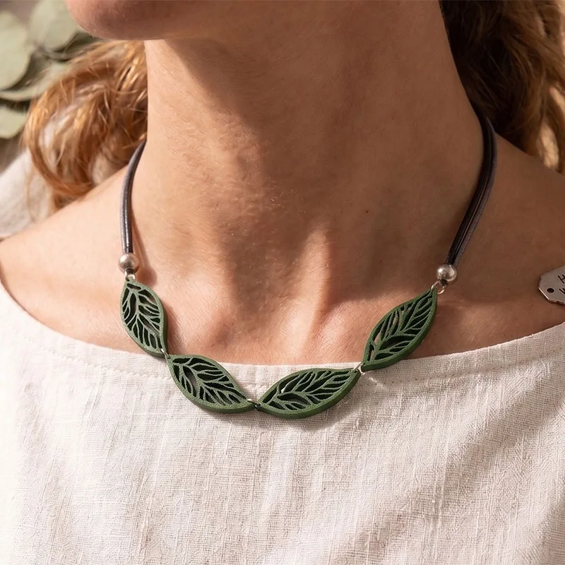 Boho Green Wood Leaf Pendant Necklace for Women Vintage Hollow Out Wooden Leaves Choker Necklaces Leather Statement Jewelry