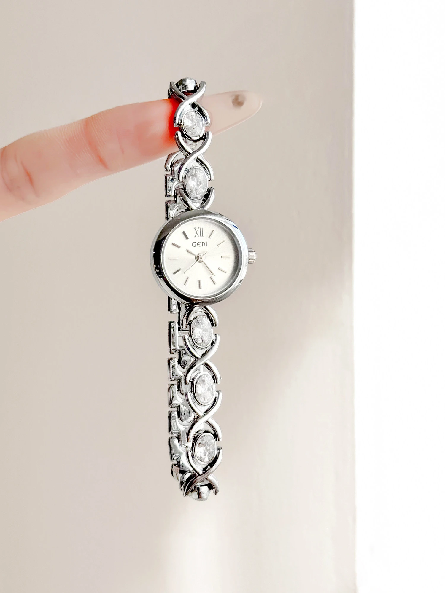 Light Luxury Women's  Watch Round Vintage Gemstone Bracelet Water-resistant Quartz Timepiece for Women Premium Accessory Gift