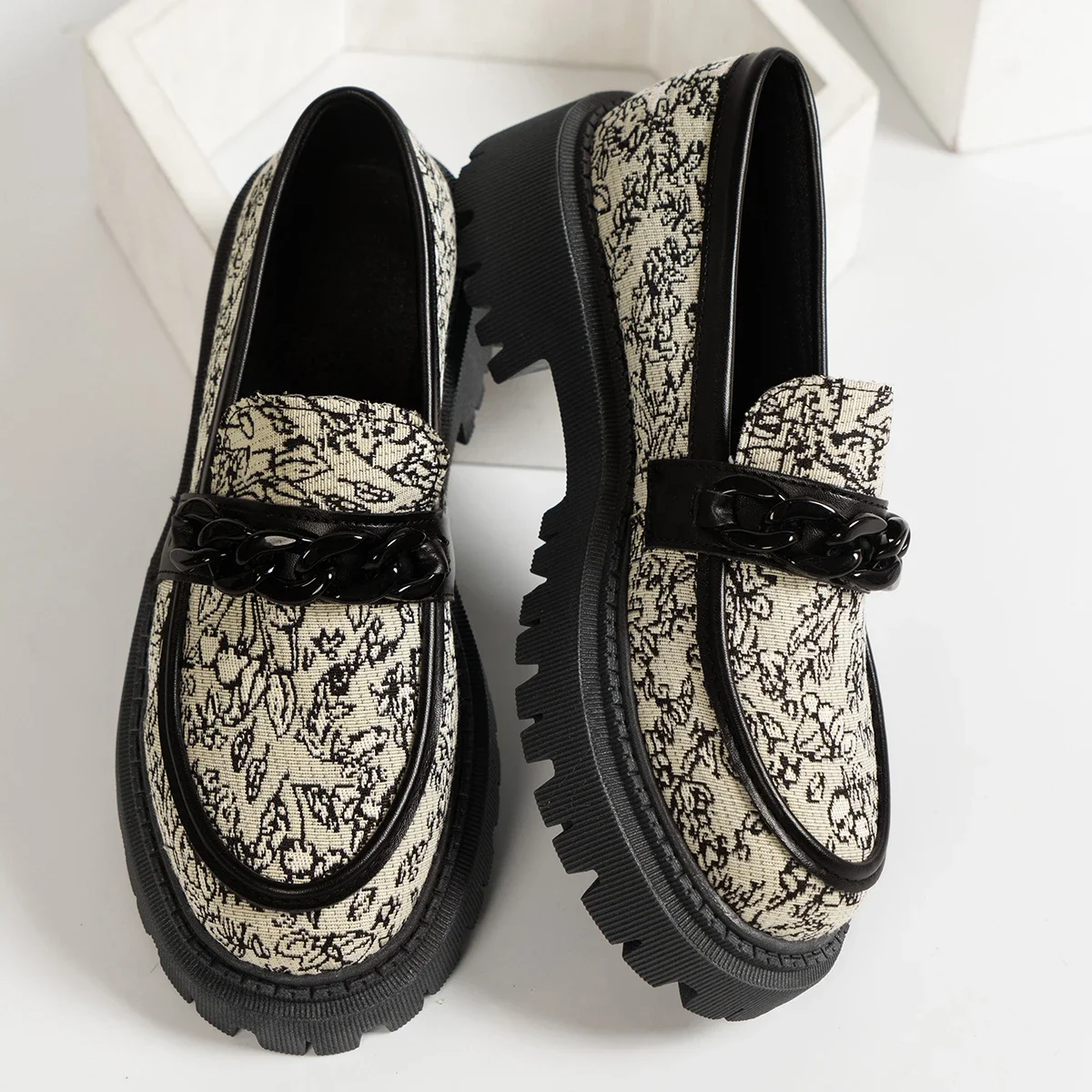 Spring and Autumn Fashionable Shallow Sneakers with Comfortable Lightweight Design Features a Round Toe Perfect for Casual Wear