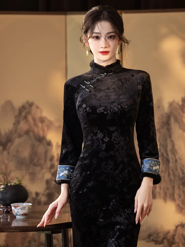 

Бархатное вышитое Cheongsam в стиле ретро Китайской Республики, новинка зимы 2025 года, плюшевый воротник, теплое и удобное Ципао