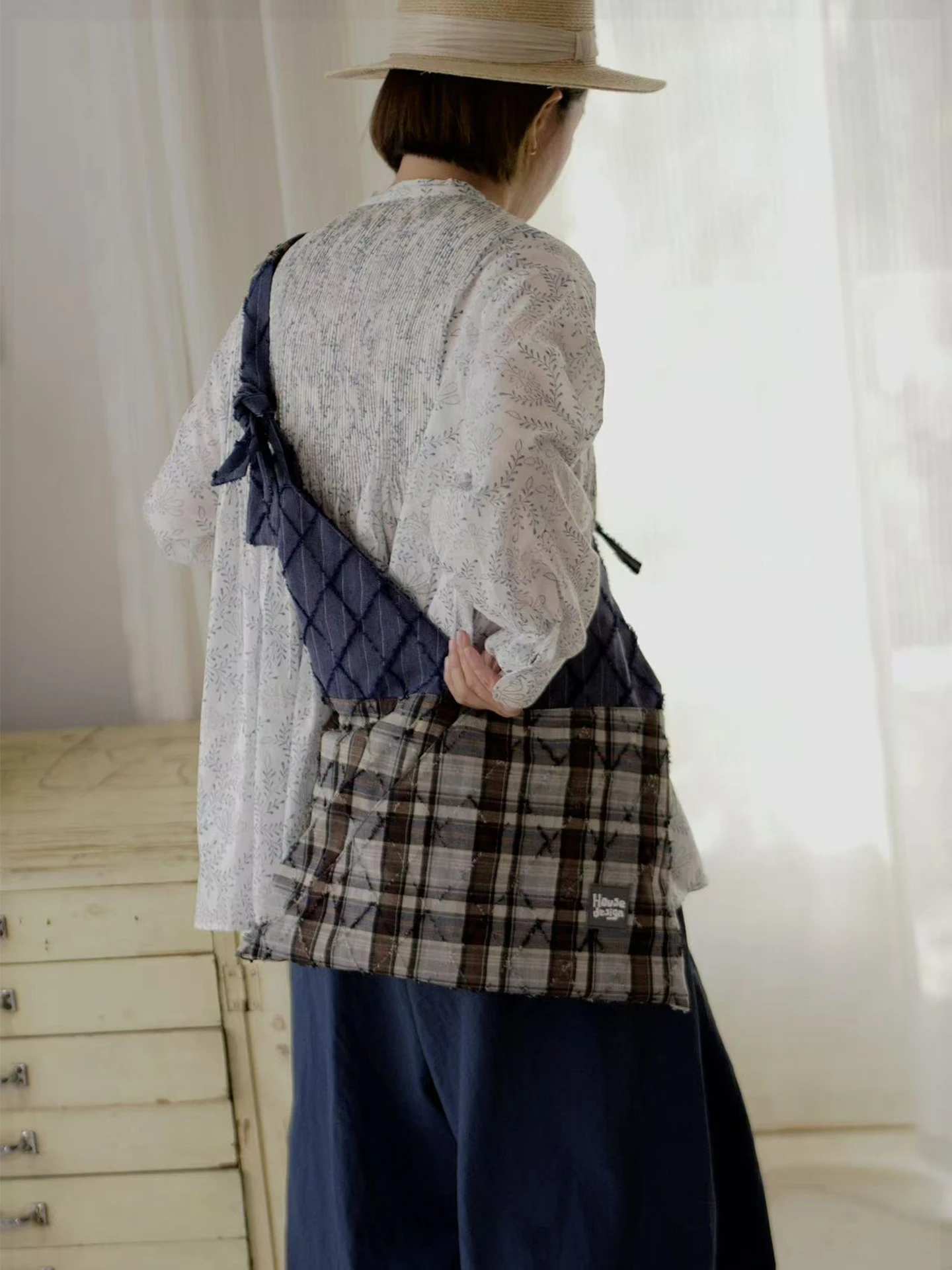 

Original Fashion Retro Splicing Color Contrasting Grid Single Shoulder Bag Simple And Versatile Space Cotton Women's Bag Trendy