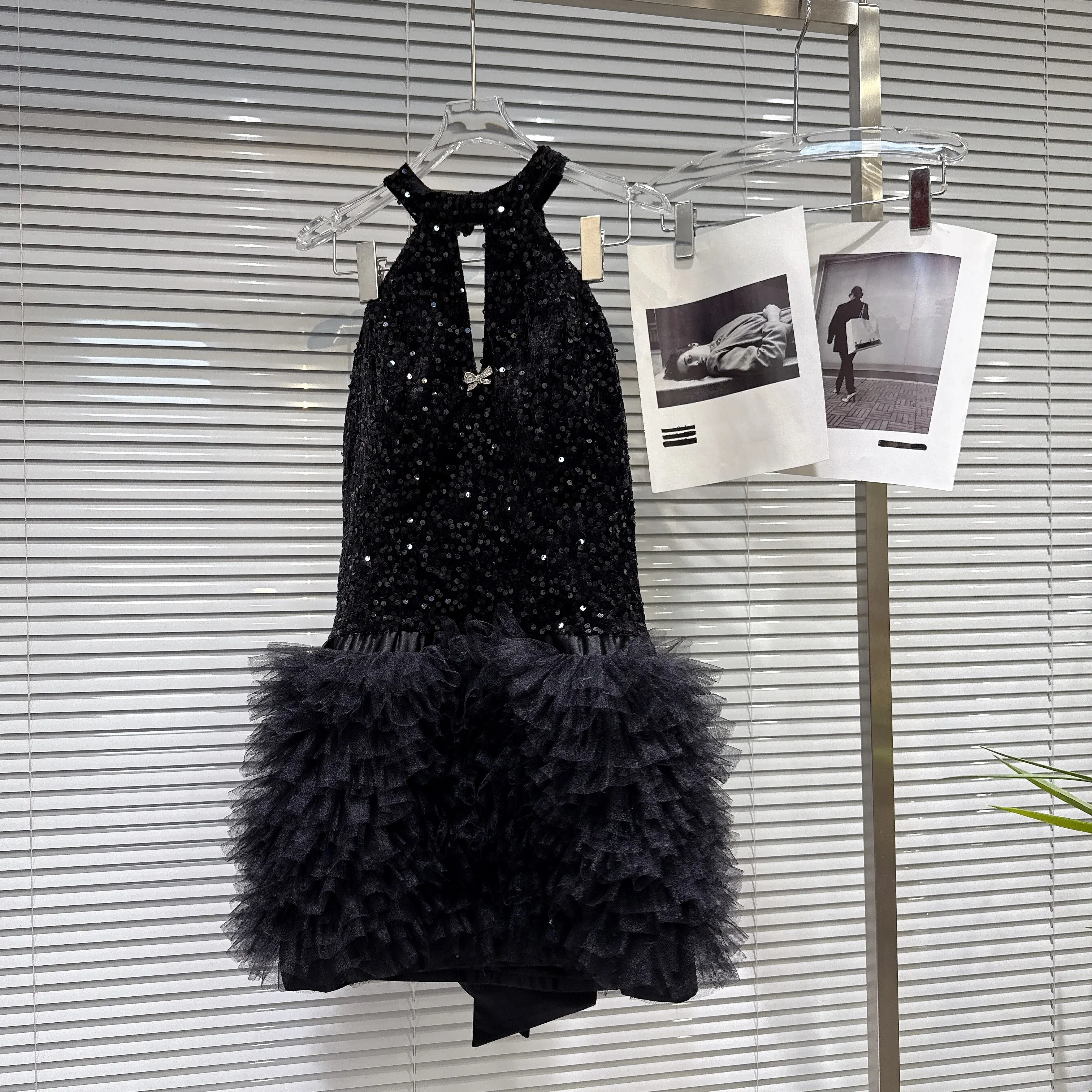 เดรสสั้นสีดำทรงเอไลน์ แต่งผ้าตาข่าย ประดับเลื่อม โบว์ผูกเอวสูง ดีไซน์หรูหราแบบฝรั่งเศส สำหรับผู้หญิง ฤดูใบไม้ผลิ 2026