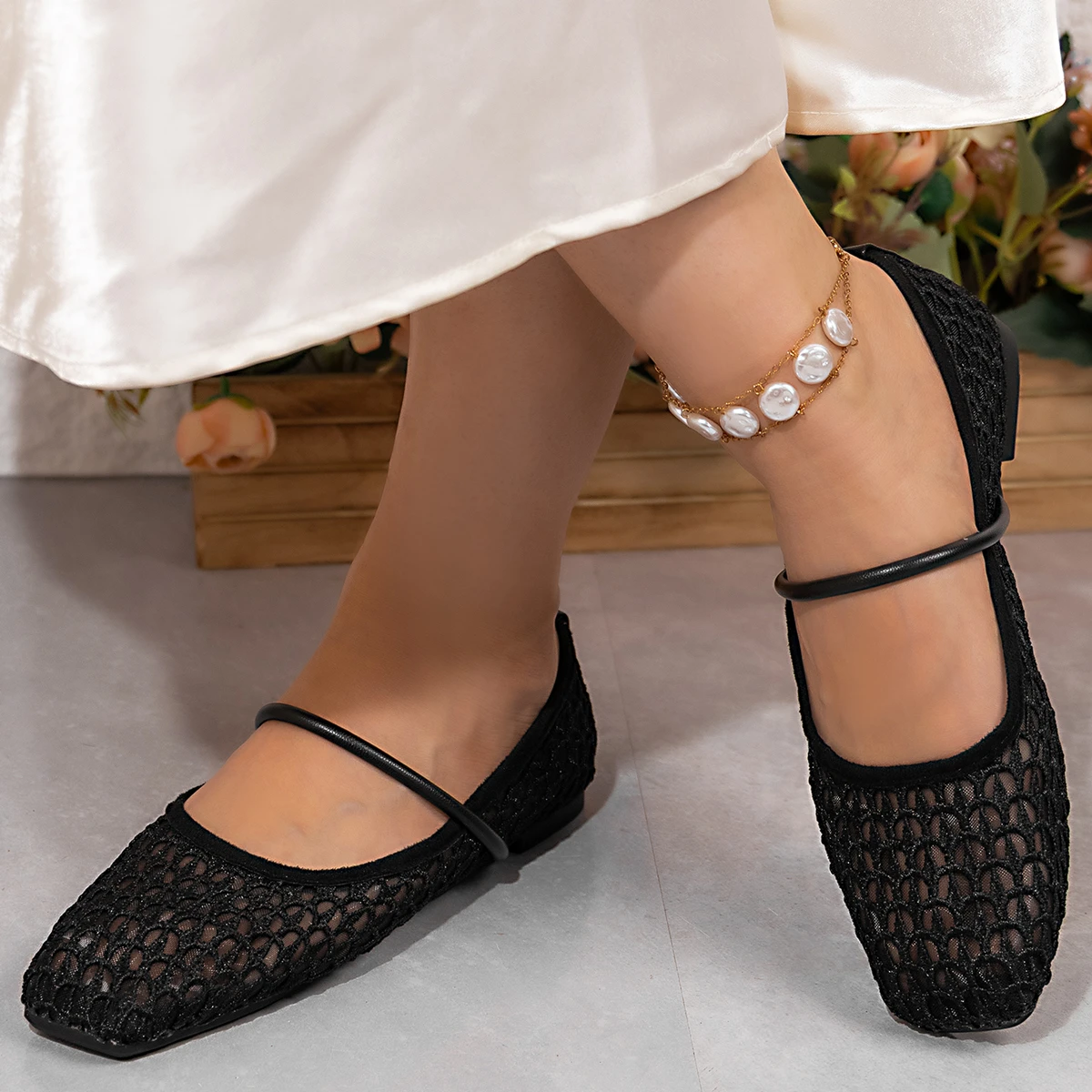Sommerliche, neue, sexy, elegante Sandalen mit eckiger Spitze, flach, modisch, heiß begehrt, atmungsaktives Mesh, bequeme Freizeitsandalen für Damen