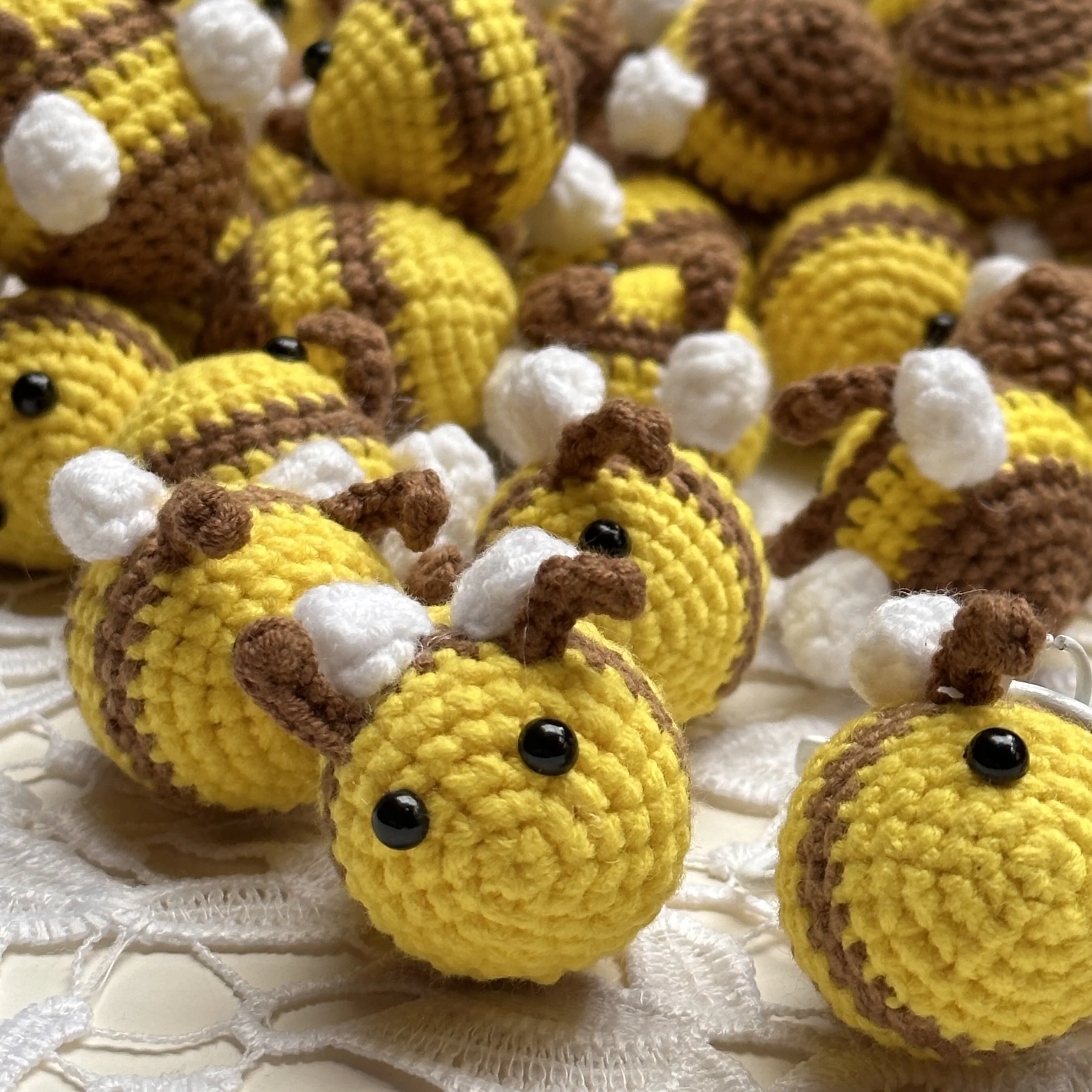 LLavero de Animal de punto hecho a mano para mujer y niña, Mini colgantes de abejas de ganchillo, llavero de coche, llavero de bolso, regalos de dijes