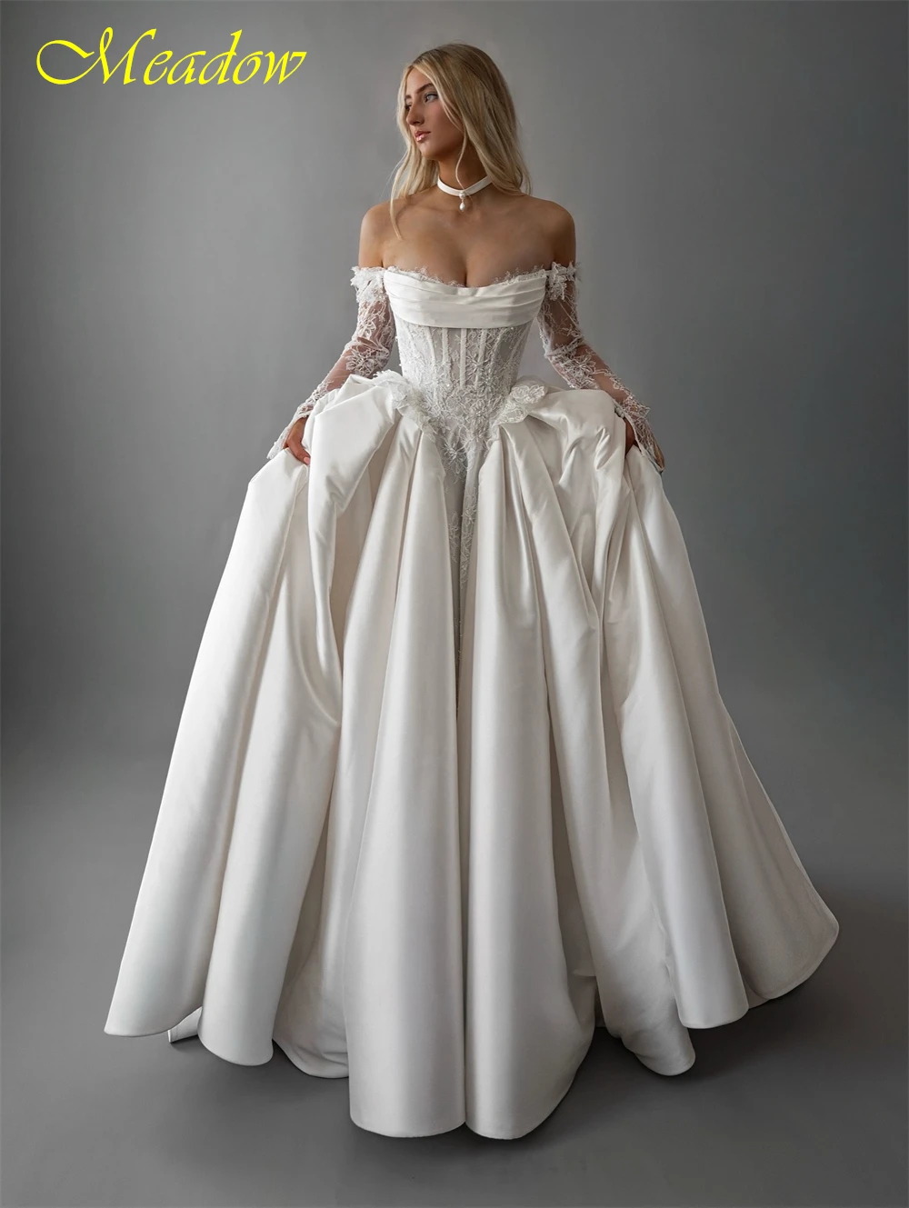 Aangepaste Charmante Witte Satijnen Trouwjurk Formele Sweetheart Lange Mouwen Bruidsjurken Zachte A-lijn Hof Trein Robe de mariée