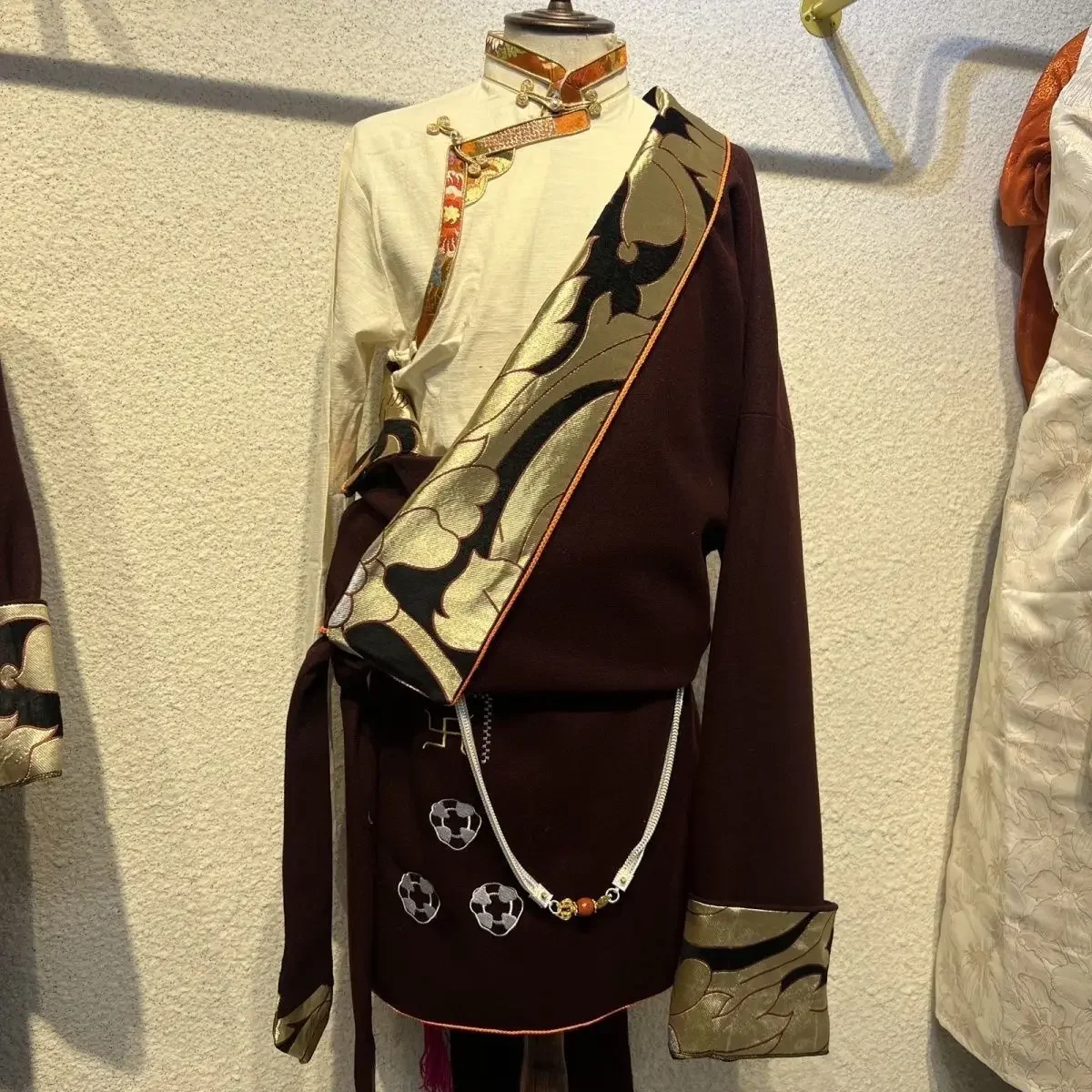 Robe tibétaine de style étranger pour hommes et femmes, vêtements d'hiver, couple en ylène, populaire, nouveau