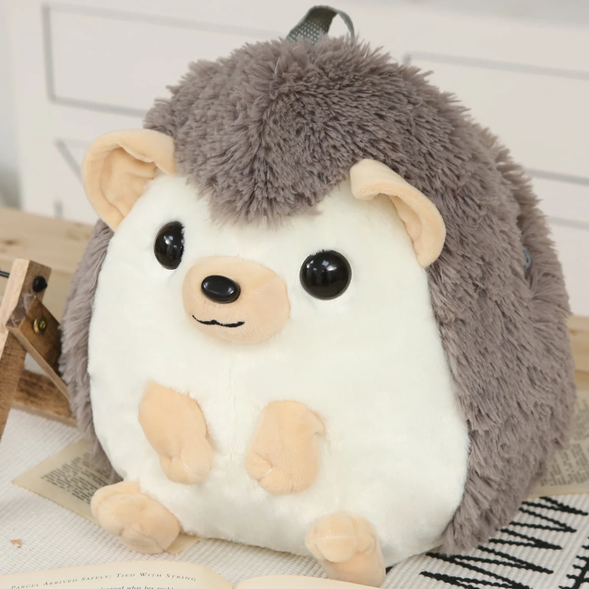 Una linda mochila de erizo suave y redonda, una mochila de erizo creativa bidimensional personalizada, un regalo creativo de cumpleaños, ho