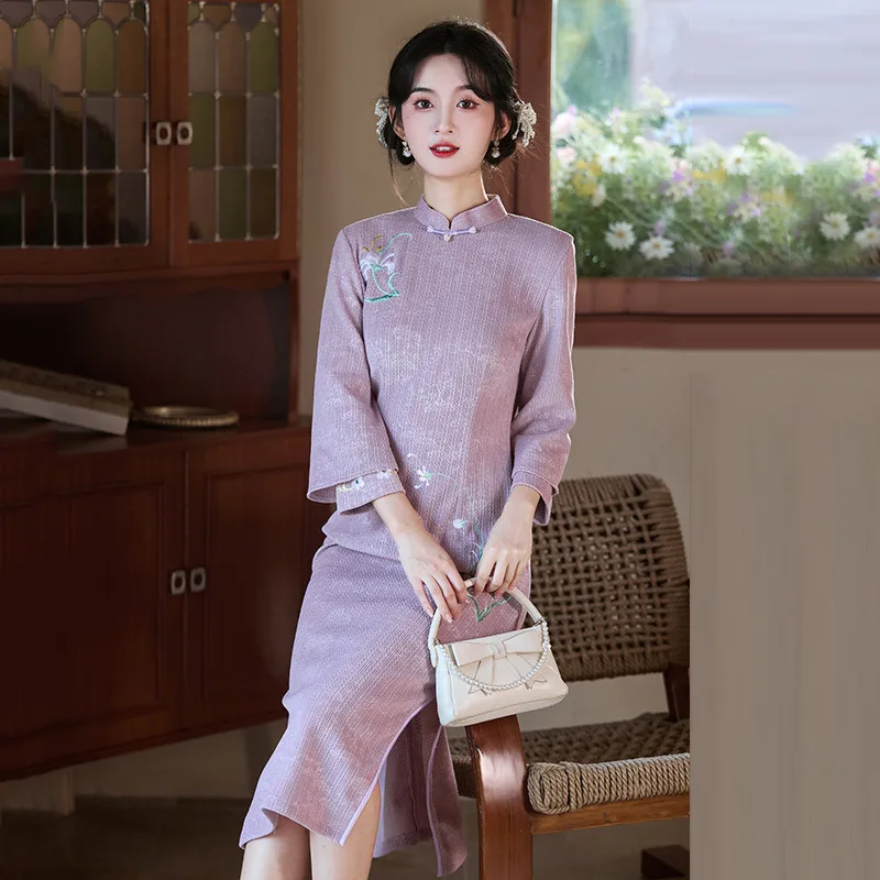فستان تشيباو المطرز الجديد على الطراز الصيني الشاب شيونغسام للنساء لخريف وشتاء 2025