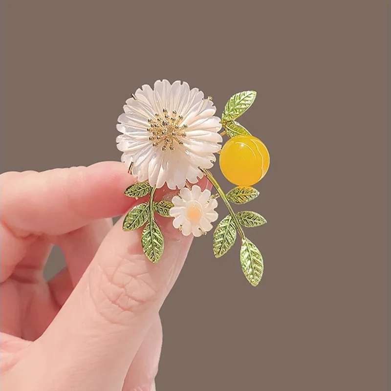 Fashion Enamel Sakura Flower Brooches For Women Romantic Cute Pearl Daisy Flower Brooch Party Office Laple Pins Jewelry Gifts