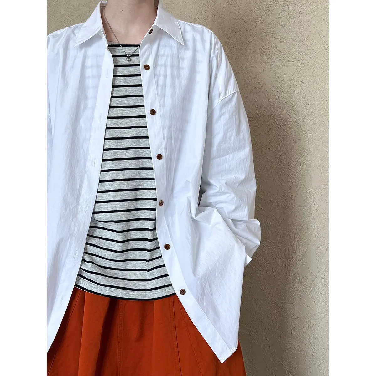 

Повседневная белая рубашка на пуговицах весны 2024, новый цвет, белая рубашка для женщин, корейский стиль, уменьшенный возраст, комплектная одежда, верхняя рубашка 3395