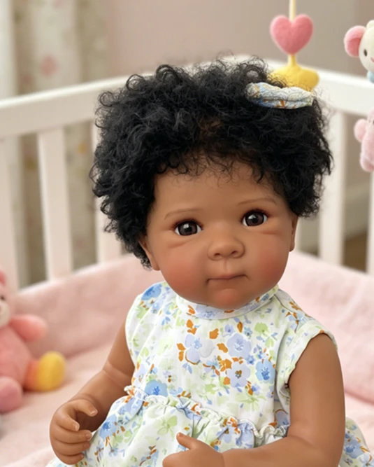 

Кукла-реборн Бетти, 48 см, виниловое тело, ручная роспись, темно-коричневая кожа, с имплантированными черными кудрявыми волосами, реалистичная коллекционная кукла