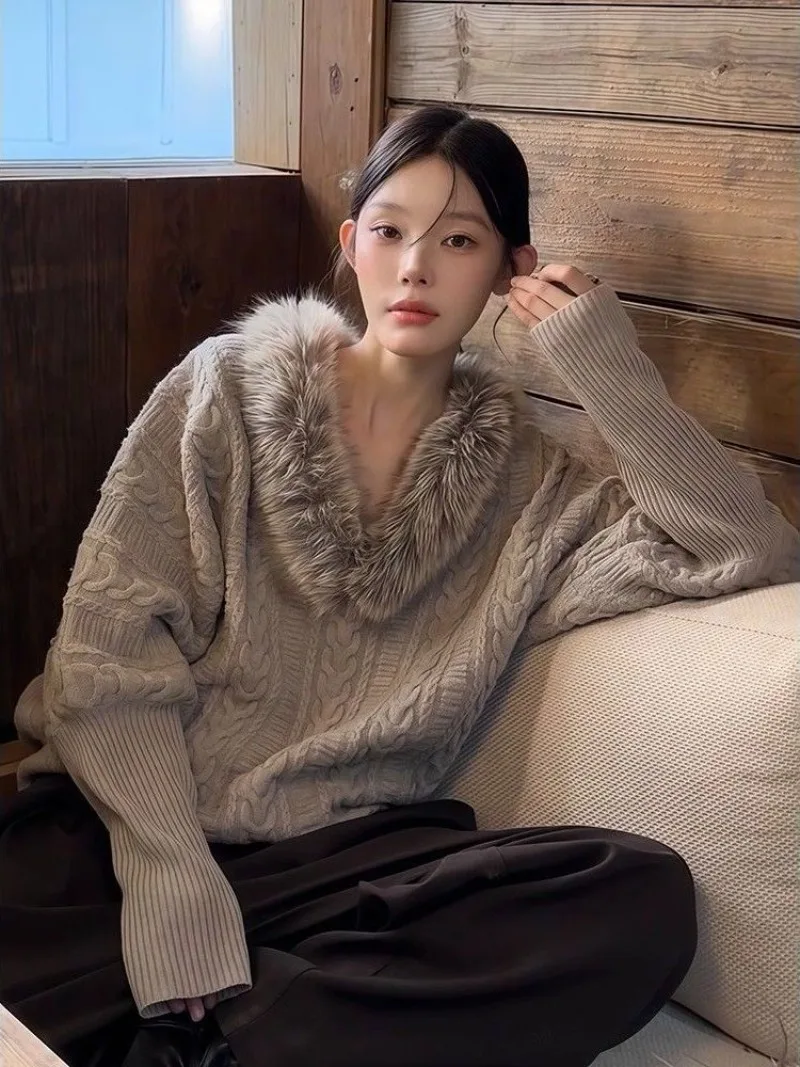 

French Retro Lazy Style Bat Sleeve V-neck fur Collar Women's 2025 Autumn Winter New Loose Temperament High-end Sweater Commuting