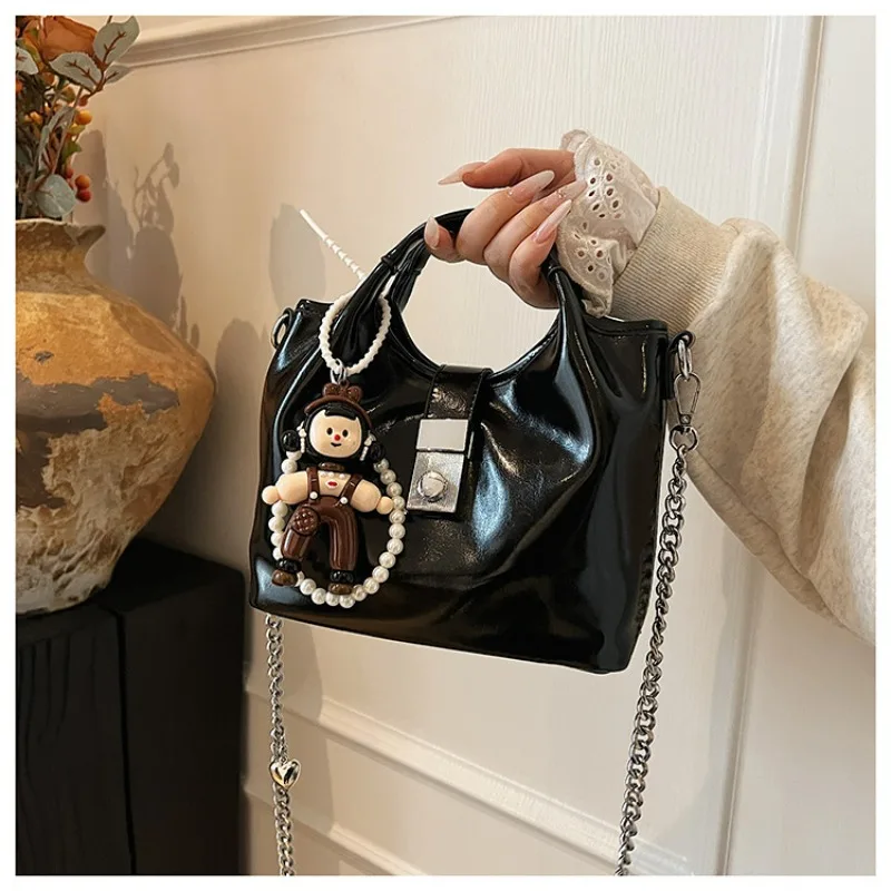 

Новая женская сумка через плечо 2025 года с уникальным дизайном с подвесной пряжкой для кошелька через плечо, вместительная и легкая.