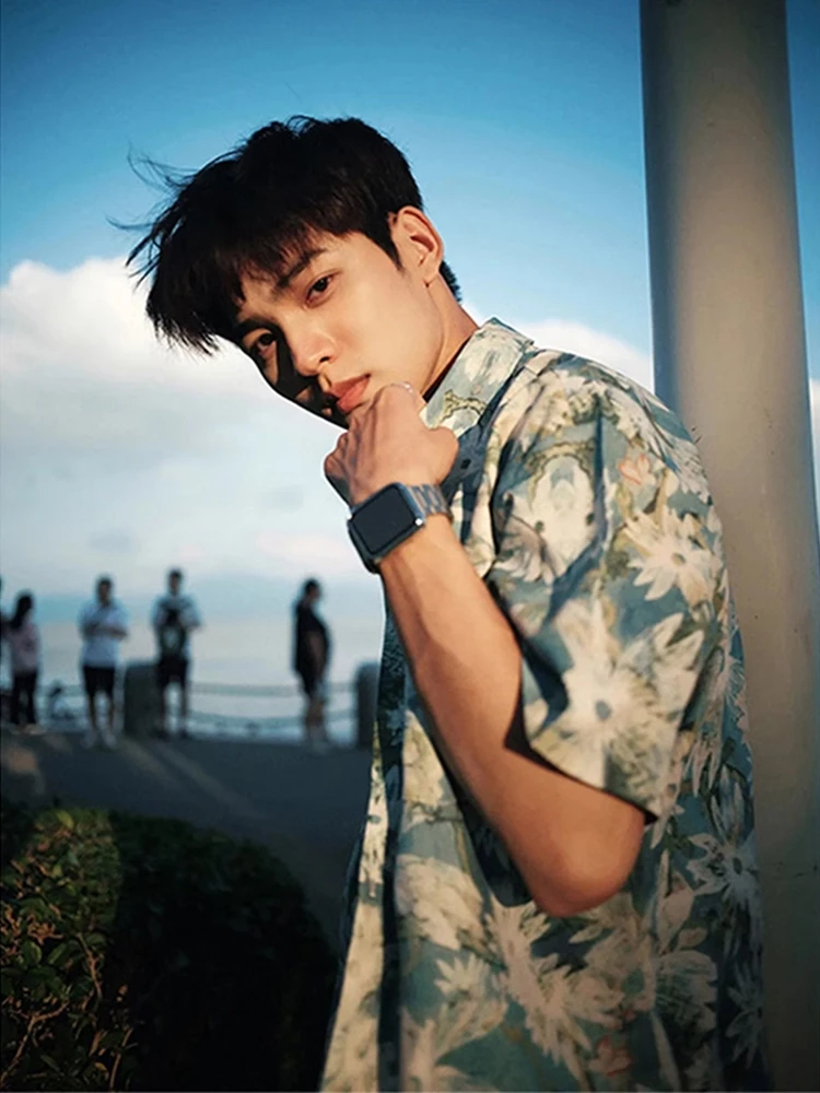 

Мужская летняя тонкая рубашка из ледяного шелка с цветочным принтом, пляжная одежда в гавайском стиле, молодежная повседневная свободная рубашка, охлаждающая на ощупь