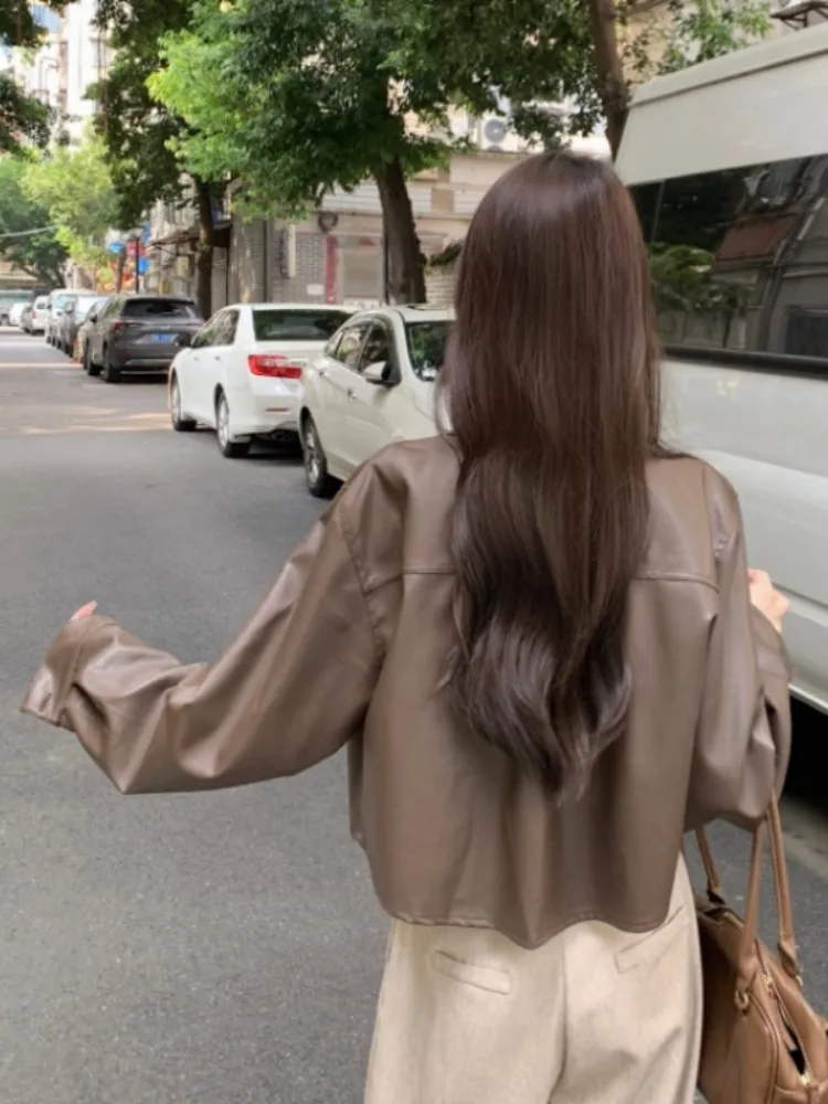 سترة نسائية من جلد البولي يوريثان فضفاضة بجيوب وأكمام طويلة وصدر واحد سترة نسائية للربيع والخريف ملابس خارجية من الجلد الصناعي