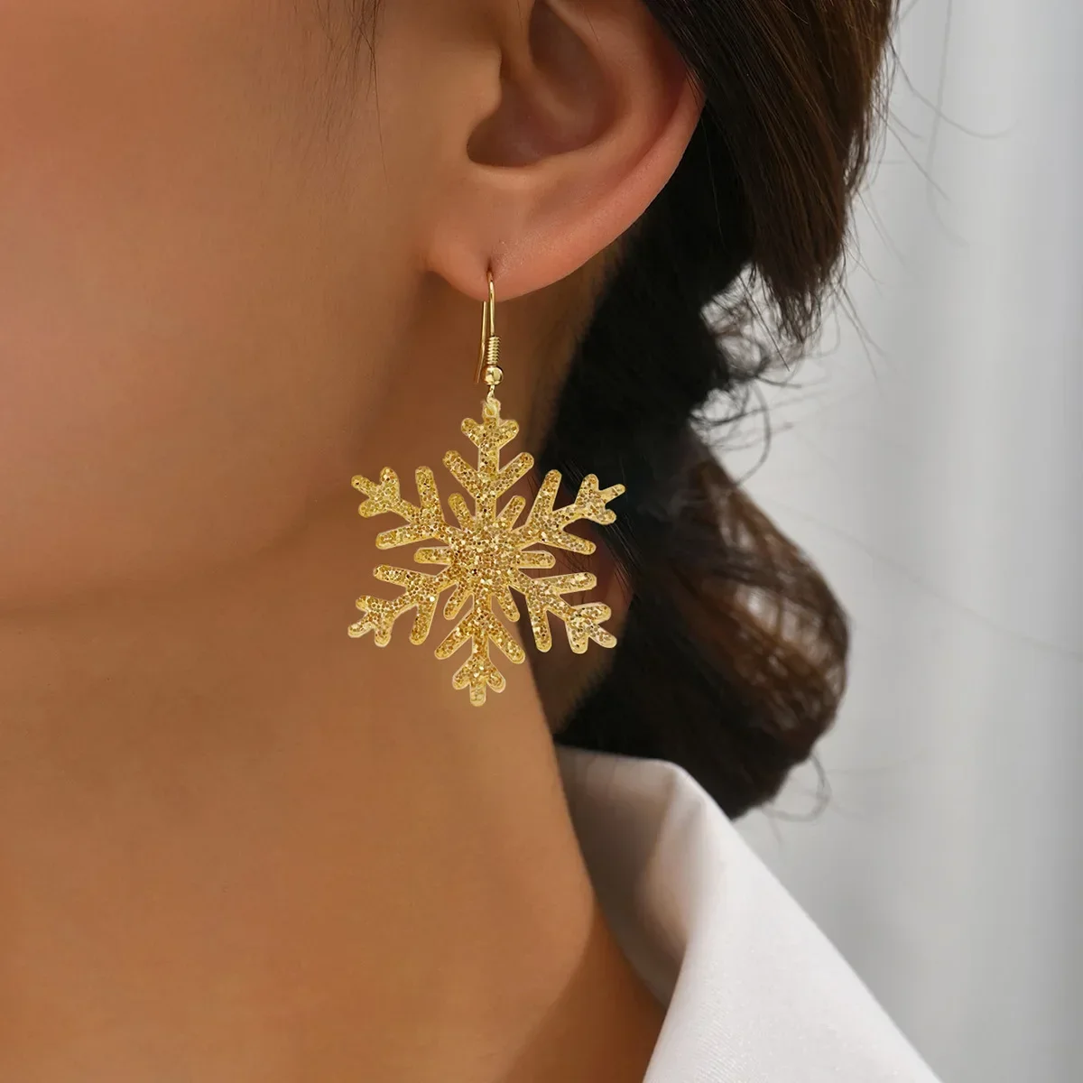 Sweet temperament, personality brown snowflake earrings, cut-out sequins, glitter, edelweiss, versatile personality earrings