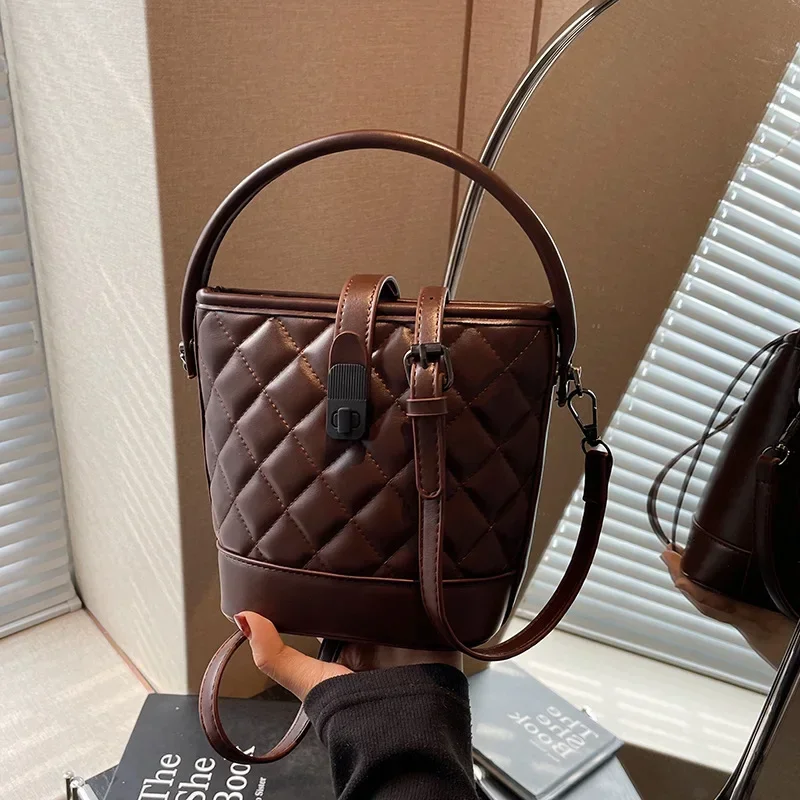 

Trendy Women's Diamond - Patterned Niche Bag | Versatile Convertible Messenger/Shoulder/Bucket, Premium Faux Leather Crafted