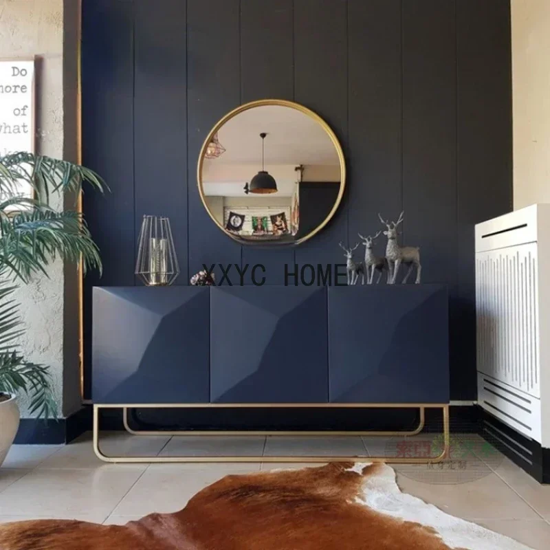 

Прихожая тумба-шкаф с золотыми ножками для демонстрационной комнаты