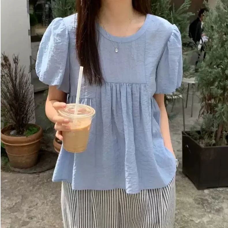 2025年夏向け、甘く若々しい印象の女性用ゆったりバブルスリーブ、ラウンドネック、オーバーサイズ丈、シフォン素材のトップス。通勤にも使える、ピュアカラー。