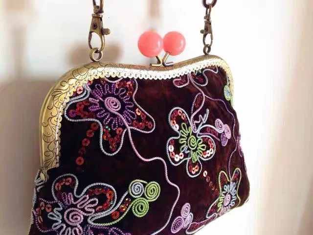 

ОСТАНОВЛЕНИЕ ВИНТАЖНОГО бархата и ткани с блестками. Элегантные сумки. Специальный клатч. Сумка с карамельным жемчугом. Ручка с замком поцелуя. Металлический каркас. Клатч.