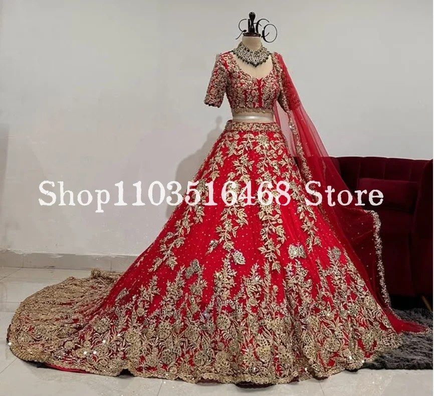 Luxuriöses rotes indisches Hochzeitskleid 2025, elegantes, kurzärmliges, goldfarbenes A-Linien-Brautkleid mit Applikation, maßgeschneidertes Hochzeits-Partykleid