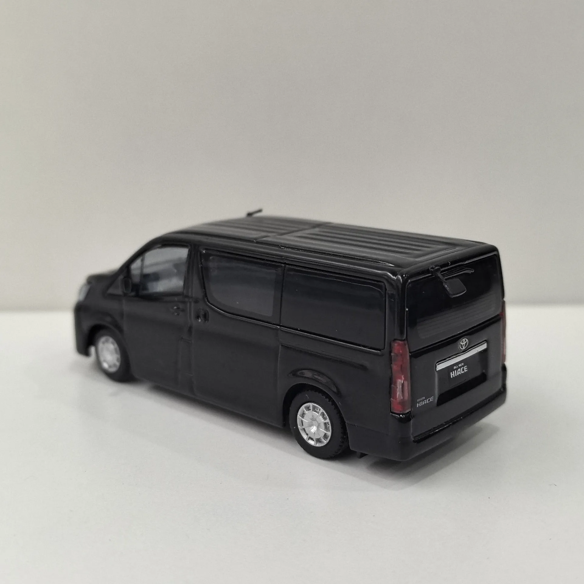Diecast Model1 Scala 1:64 Sea Lion HIACE 300 MPV Toyota Business Van Modello di auto in lega Giocattolo da collezione Regalo Souvenir Display