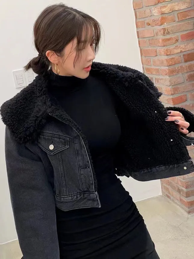 เสื้อโค้ทเดนิมผ้าฝ้ายแต่งปกขนแกะสไตล์เรโทรสุดชิคสำหรับผู้หญิง แฟชั่นฤดูหนาว อุ่นสบาย ปกใหญ่ ทรงสลิม