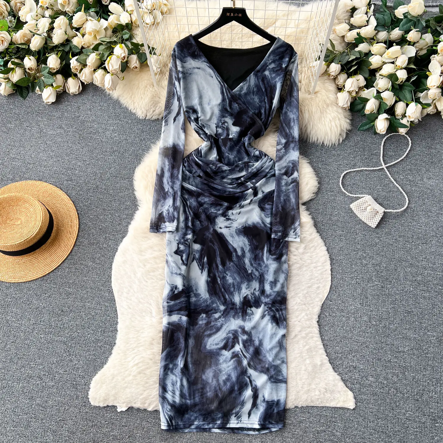 

Small And High-end Long Sleeved V-neck Halo Dyed Printed Mesh Dress For Women In Autumn, Thin Fitting And Slimming, Buttocks