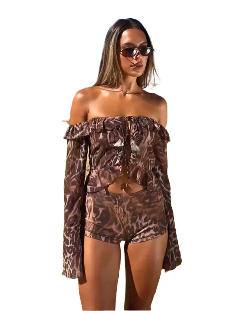 Conjunto de dos piezas con estampado de leopardo para fiesta y club nocturno, Top corto y pantalones cortos con mangas con volantes y hombros descubiertos, 2 conjuntos
