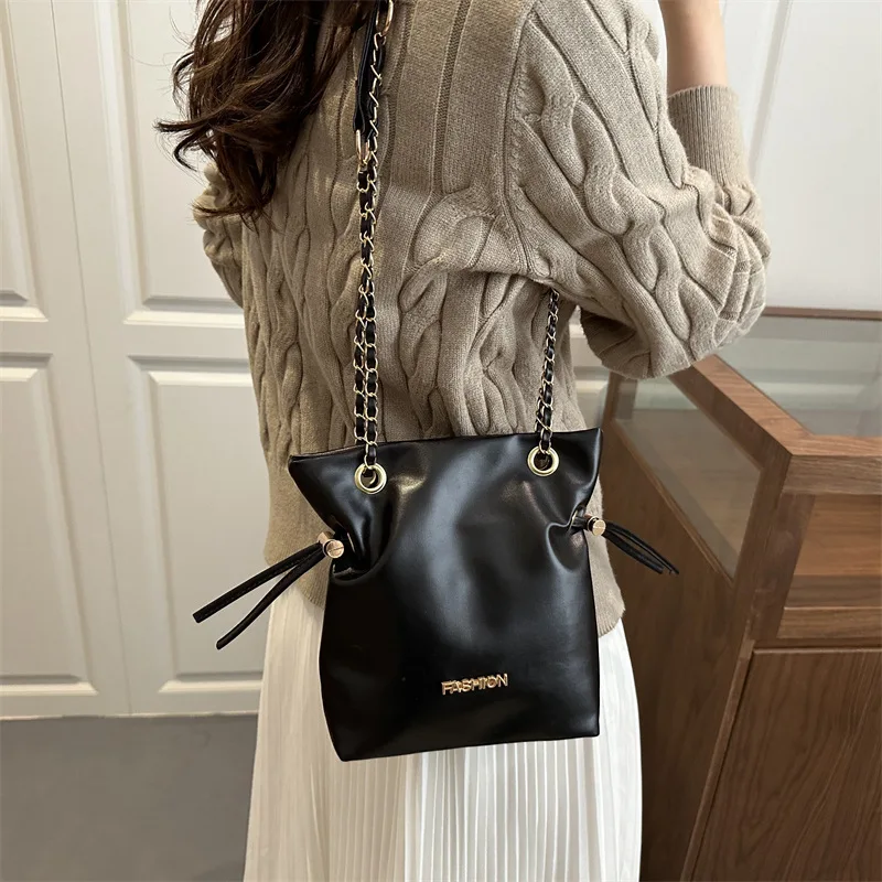 

2025 Spacious Chain Bucket Bag, Fashion Shoulder Purse for Women, Versatile Crossbody Tote, Commuter Day-to-Night Bag
