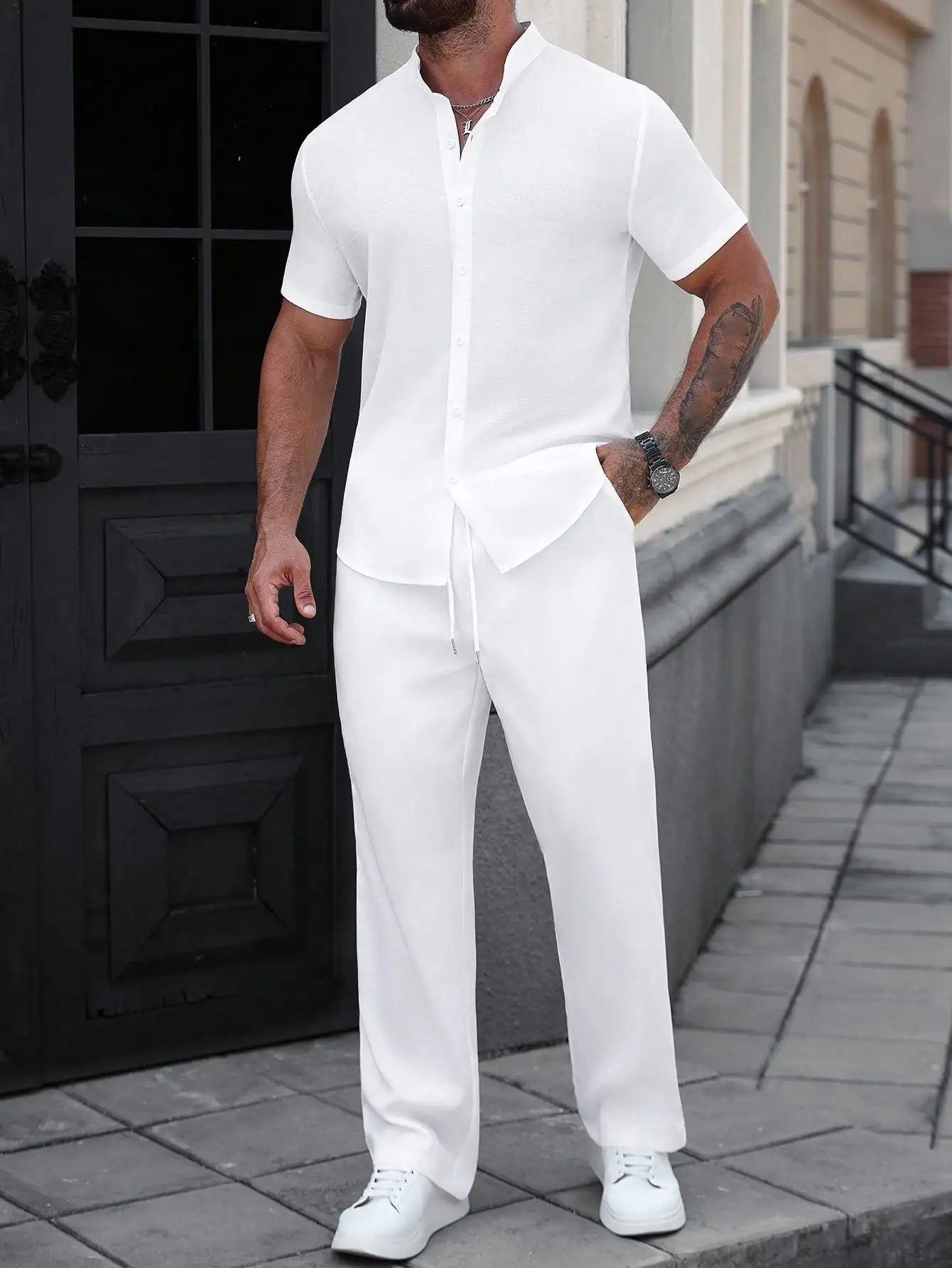 

Мужской белый комплект: рубашка с коротким рукавом на пуговицах и брюки в тон, повседневный летний наряд