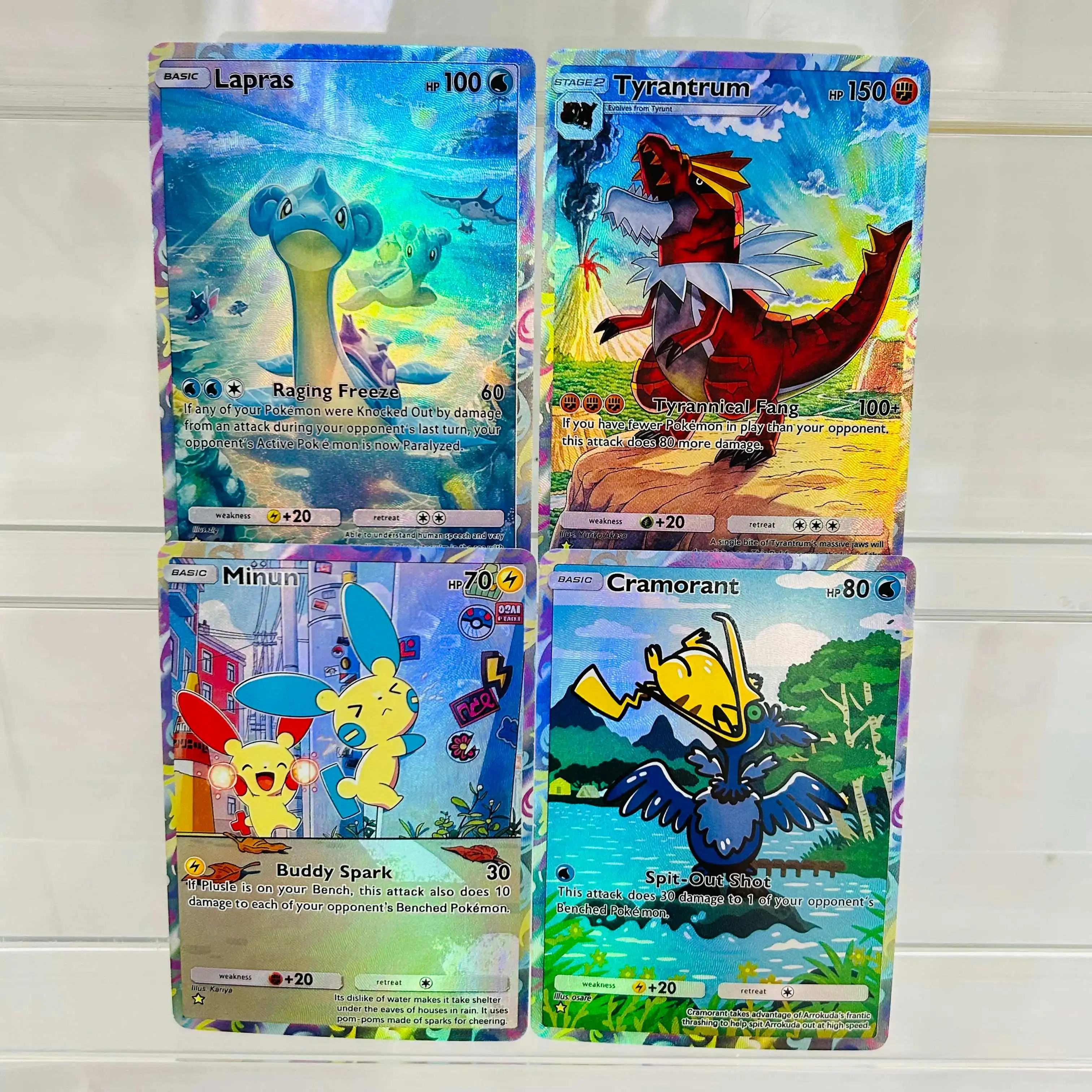 Juego de 4 Tarjetas Coleccionables Premium de Anime de Pokémon con Lapras, Tyrantrum, Minun y Cramorant, con Textura Holográfica, Tarjetas DIY